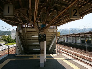 階段の下り口とその前に立ちはだかる太い鉄骨の柱