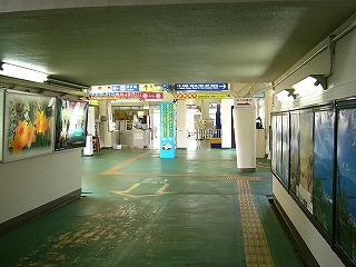 この通路を出ると少し天井が高くなり、右手の3～7番線の通路と合流して改札口につながる。