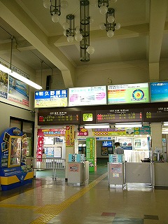 天井にある、大きな球体の電球をいくつもつけたシャンデリア。