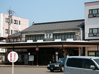 2階建ての建物で、2階と1階の間にアーケードの屋根が出ている。