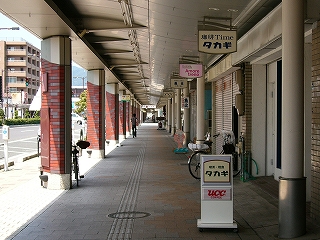 アーケードの下に軒をずらっと連ねる商店