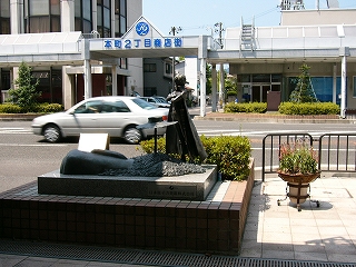 笛吹きのブロンズ像