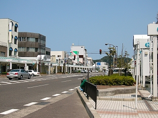 雲ひとつない深い青空、真新しいアーケードに2,3外の建物が続き、太い道路がまっすぐに伸びている。