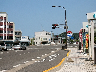 すっきりした青空のもとの交叉点を少し遠くから望む。