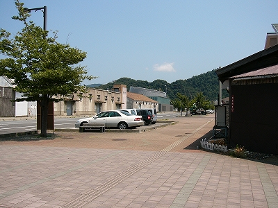 右手に長々と続く古いコンクリートの倉庫。