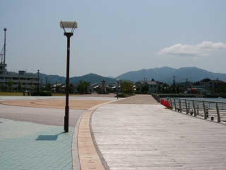 右側は木製のデッキ、左側はレンガ詰めの広場。