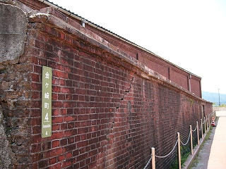 斜めにひび割れたレンガ