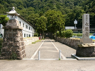 直進している寺の回廊。その先に極めて短いトンネル。