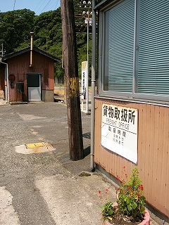 左奥に小さい小屋。右に至近距離で駅舎の角。