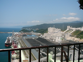 柵越しに見た石炭置き場