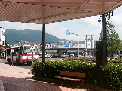 アーケードの終わる寸前の深い影の中から、日光で明るい敦賀駅を見る。