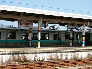 上の写真の右側あたりにあたる写真。上屋の柱の下方には黒赤黄水色のロープが巻かれている。