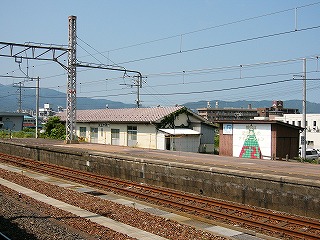 1,2番ホームの端付近を斜め右に見る。ホームのすぐ向こうに「安全＋第一」と書かれた平屋の古い建物。その右に「JR貨物」と書かれた正方形の看板を掲げた焦げ茶の小屋。