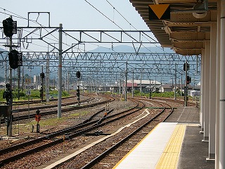 広々とした構内に横たわる何本ものカーブした線路。