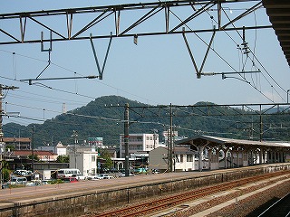 斜めに1,2番ホームを見る。右手には始まったばかりの山型になった上屋がさらに向こうへと延びている。