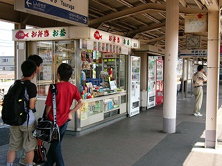 ホームの上の駅弁屋。にぎやかに品物が陳列されている。