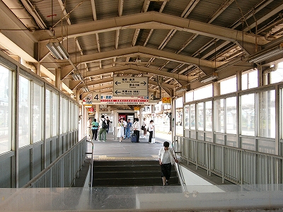 下っていく階段を見下ろせる位置から。奥には自動販売機があり、たくさんの人がいる。