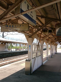 くすんだ風除けと上に駅名標。次の駅として「にしつるが」のみが挙げられている。