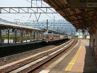 5番線を過ぎて3番線に入線中の特急雷鳥