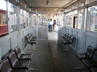 待合室内の風景。