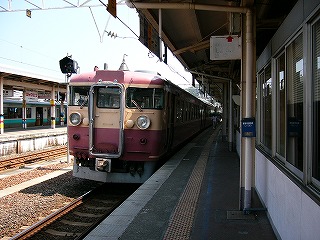 貫通扉と大きなライトを持つ先頭車。