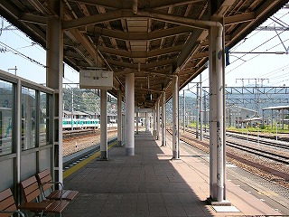 閑散とした上屋の下