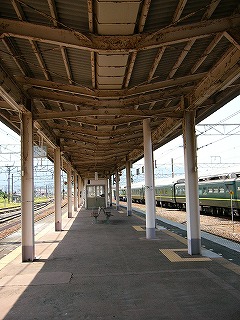 上屋下のがらんどう。ここの地面はタイル石ではなくなっている。