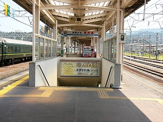 v字型の上屋は階段上だけ透明な板が載せられていて明るい