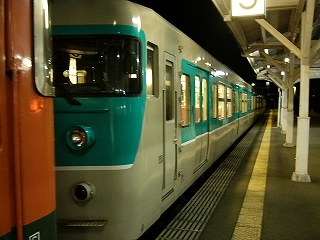 連結部から小浜色の車両をみて。