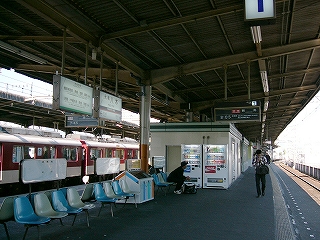 椅子、ゴミ箱、駅名標、自販機。