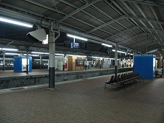 夜明け前の小倉駅構内。