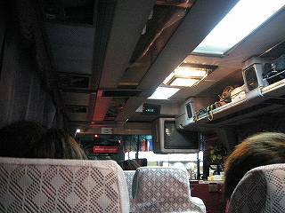 夜行ツアーバスのバス車内