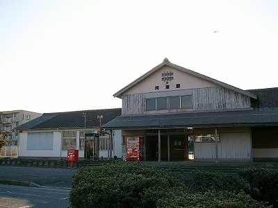 2階建てのように見える、大きな切妻をもつファサードの駅舎。駅舎入口上部には軒が作られ、その上に長方形の明かり取り窓、その上に「阿漕駅」という黒文字での表示がある。駅出入口を持つ駅舎の中心となる建物の左側には平屋の駅事務所のようなものが付随している。