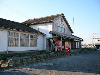 駅舎を左斜めに見て。左側が平屋の事務所のようなもの、右手に2階建てのように見える駅舎の中心となる建物。