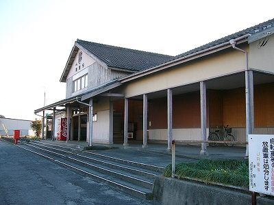 横に長い4段の階段。木の柱が奥行きのある回廊を作っている。