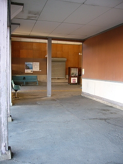 さきほどの正面の回廊に入って、振り返って撮影。床はコンクリート、天井は駅舎内の半分ぐらいの高さで、通常の高さに戻ったようだ。天井は白色の板張り。