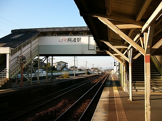 ホームの縁から跨線橋と上屋を支える柱の並びを見て。