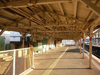 駅舎側のホーム全景。上屋も床面も幅が広く、風格がある。