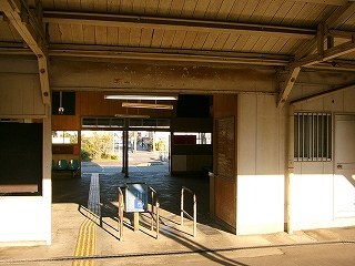 間口の上部に蛍光灯が一本灯る改札口。