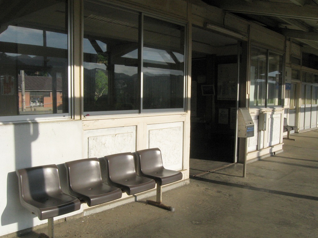 江崎駅の腰壁のレリーフのある光景