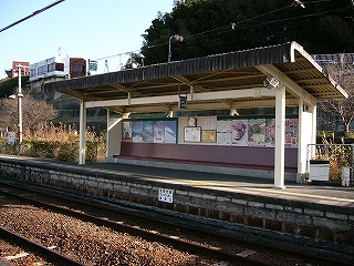 屋根付きだが開放式の待合所。