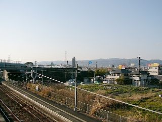 野菜畑と住宅、県道の陸橋、プラットホーム。