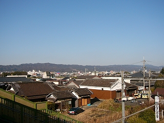 遠くにある低い山脈まで起伏のない町並みが続く。