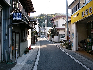 駅前から伸びてくる細道を見通して。