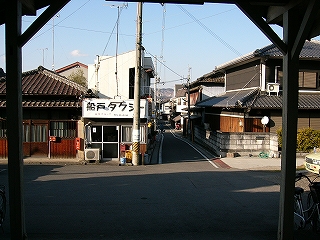 少し広い駅前広場からすぐ細い道が伸びている。周りは古くからの住宅地。