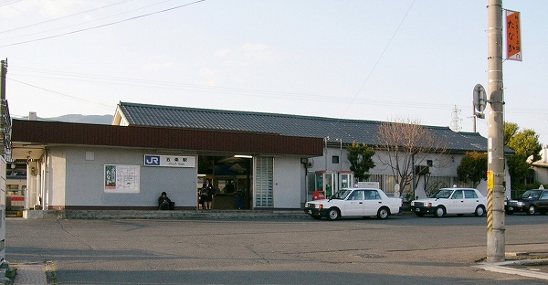 横に長い駅舎。