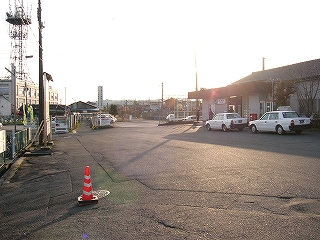 駅前広場。右奥に駅舎。