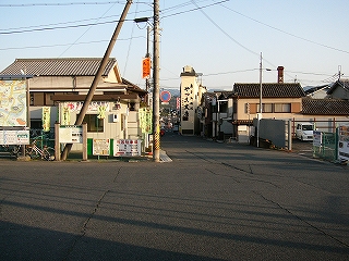 アスファルトの敷地、そして駅前通。