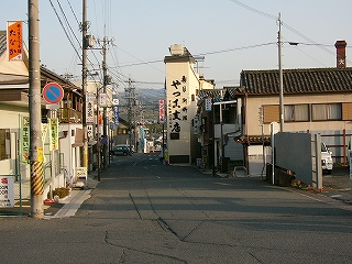 最初幅は広めだが、途中建物が出っ張ることで幅が狭まった坂道。