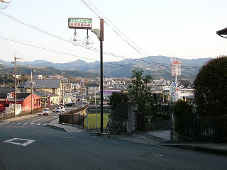 遠くに山並み、手前に街並み。